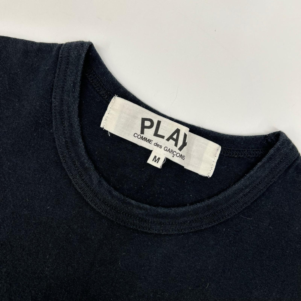 PLAYCOMMEdesGARCONS プレイコムデギャルソン ブラック ワンポイント刺繍 半袖Tシャツ トップス