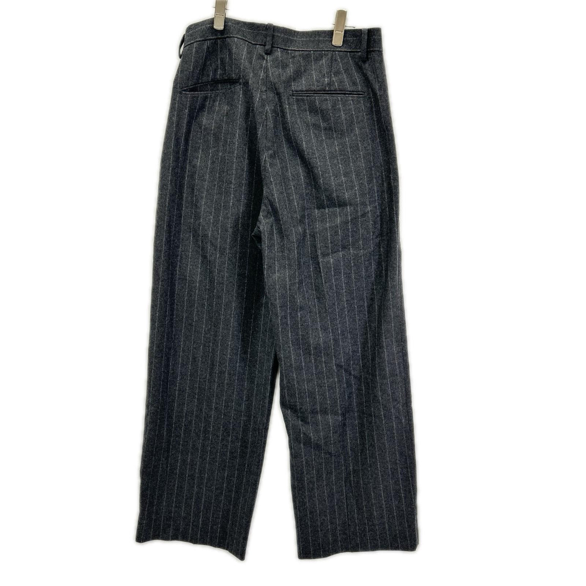 NIKKI ESSENTIAL PIECES ニッキエッセンシャルピーシーズ グレー チョークストライプ 2tuck Wide Tapered Trousers ボトムス