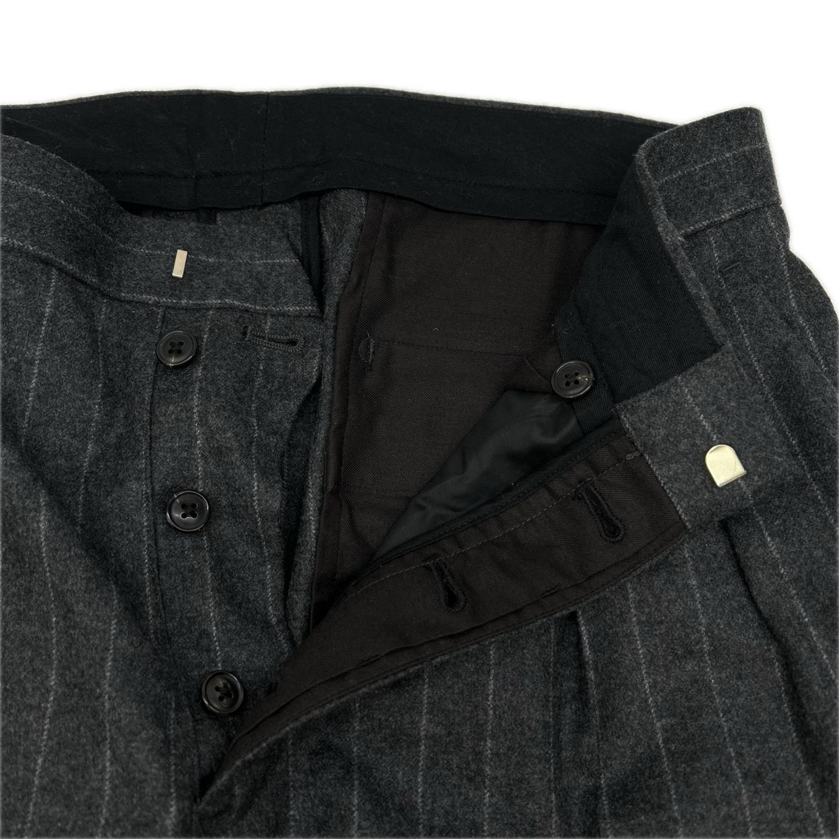 NIKKI ESSENTIAL PIECES ニッキエッセンシャルピーシーズ グレー チョークストライプ 2tuck Wide Tapered Trousers ボトムス