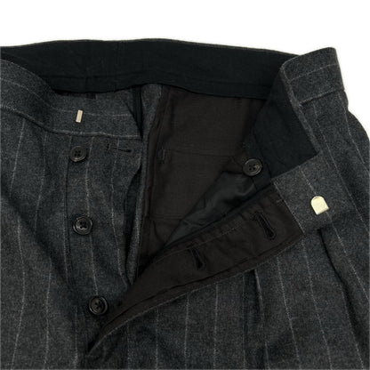 NIKKI ESSENTIAL PIECES ニッキエッセンシャルピーシーズ グレー チョークストライプ 2tuck Wide Tapered Trousers ボトムス