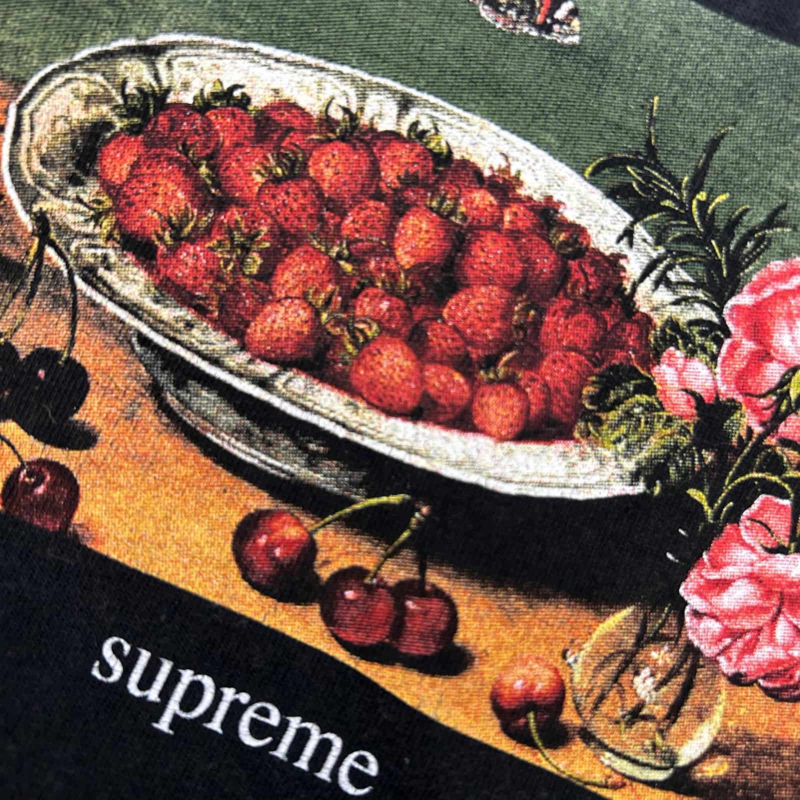 Supreme シュプリーム 23SS ブラック Strawberries Tee トップス