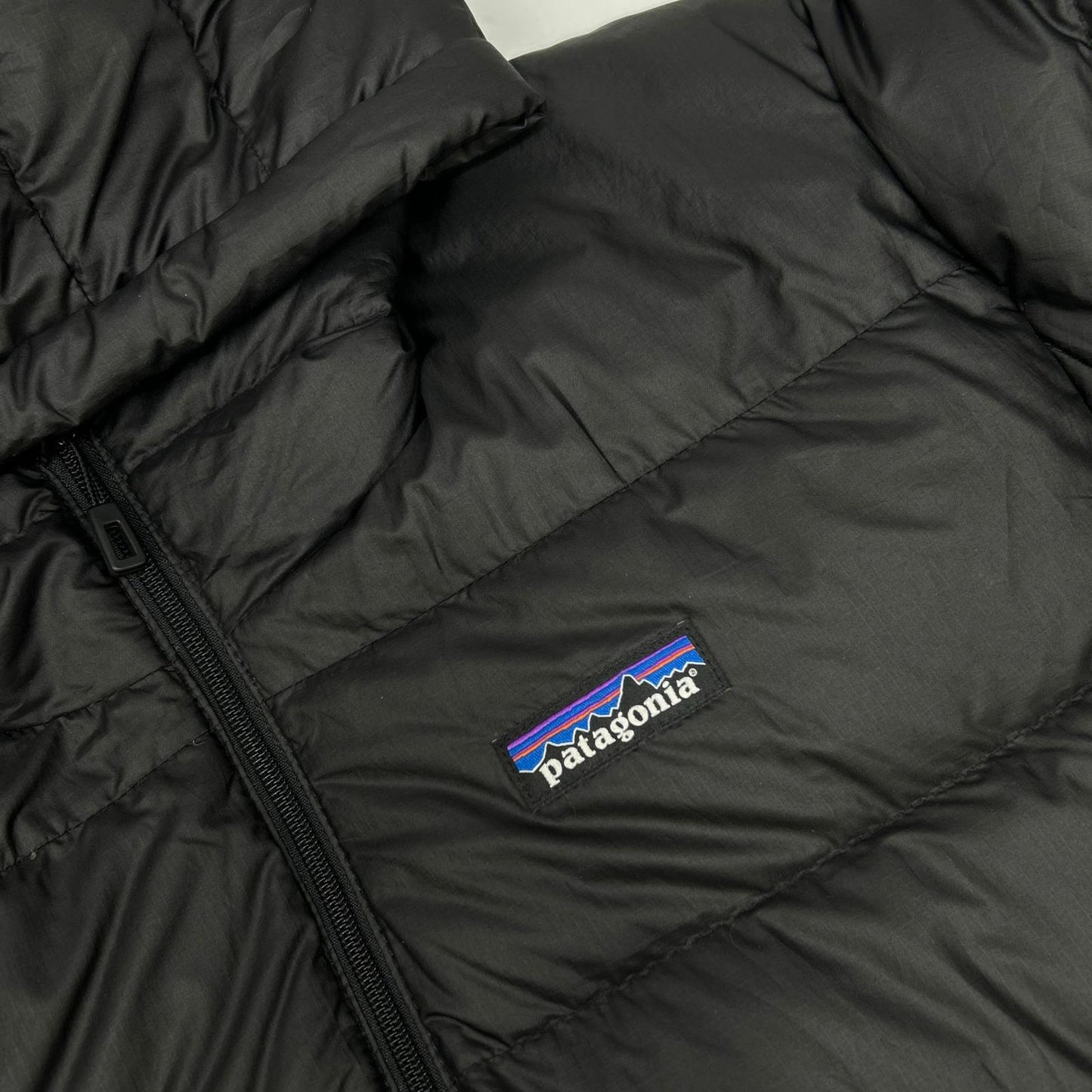 patagonia パタゴニア 84902 ﾌﾞﾗｯｸ ﾊｲﾛﾌﾄ ﾀﾞｳﾝ ﾌｰﾃﾞｨ ジャケット S