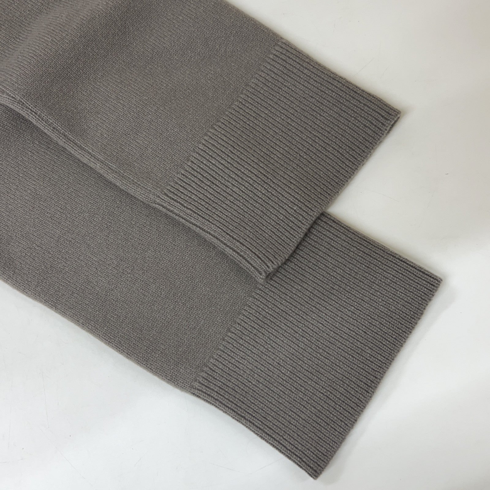 2e MUSEE D'UJI De Deuxieme Musee d'Uji Brown 100% Wool Mid-Gauge V-Neck Knit Top