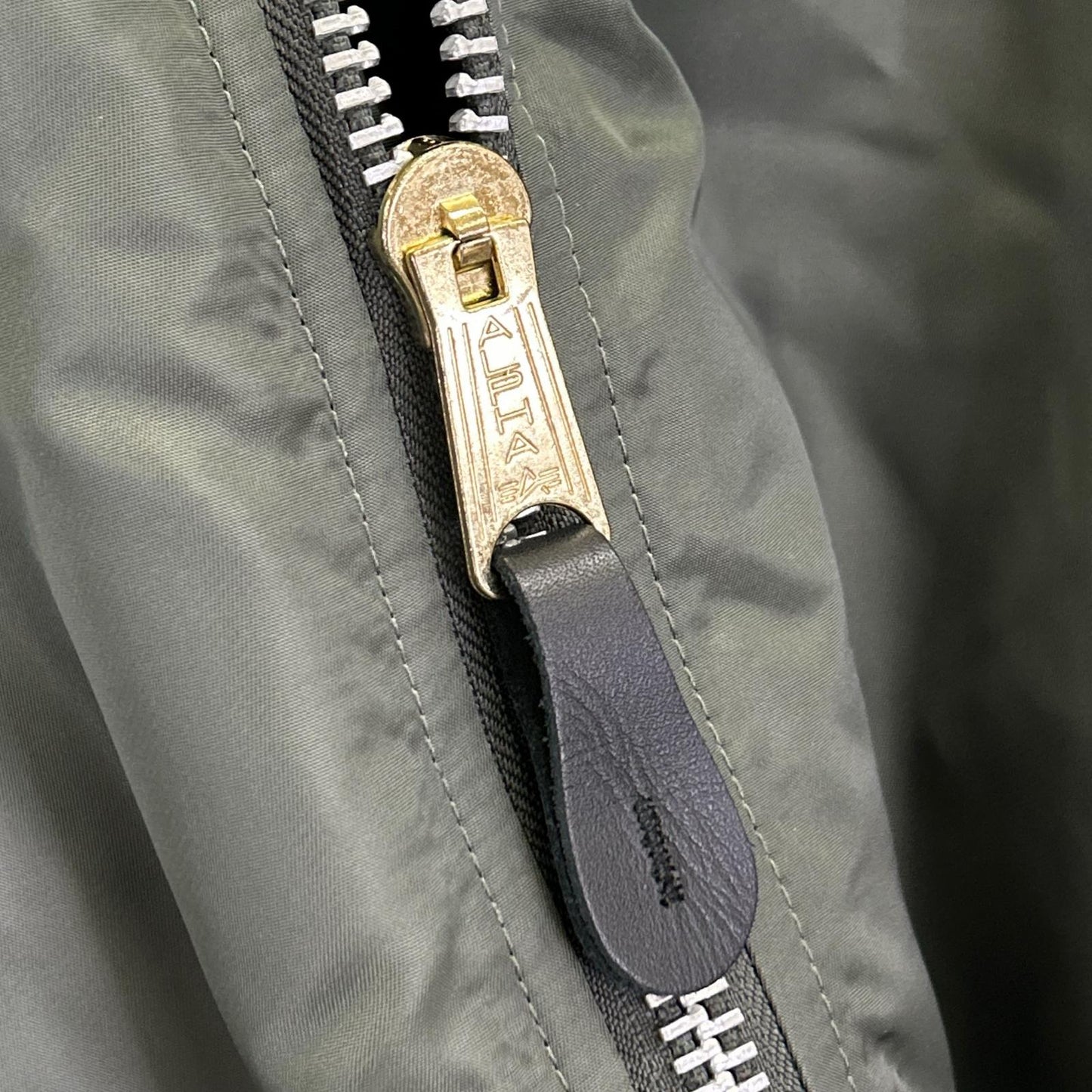 ALPHA INDUSTRIES アルファインダストリーズ MOONLOID別注 TA0510-9059 VINTAGE GRAY DOWN MA-1 ジャケット