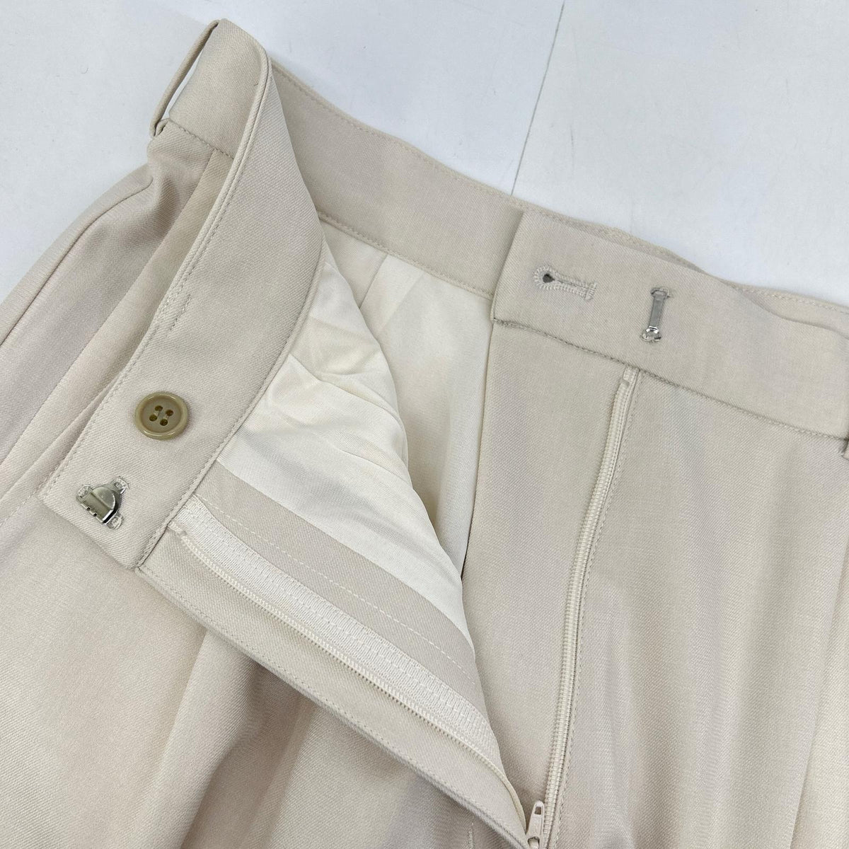CLANE Clane 19110-7202 25AW Ivory BASIC TUCK PANTS Bottoms