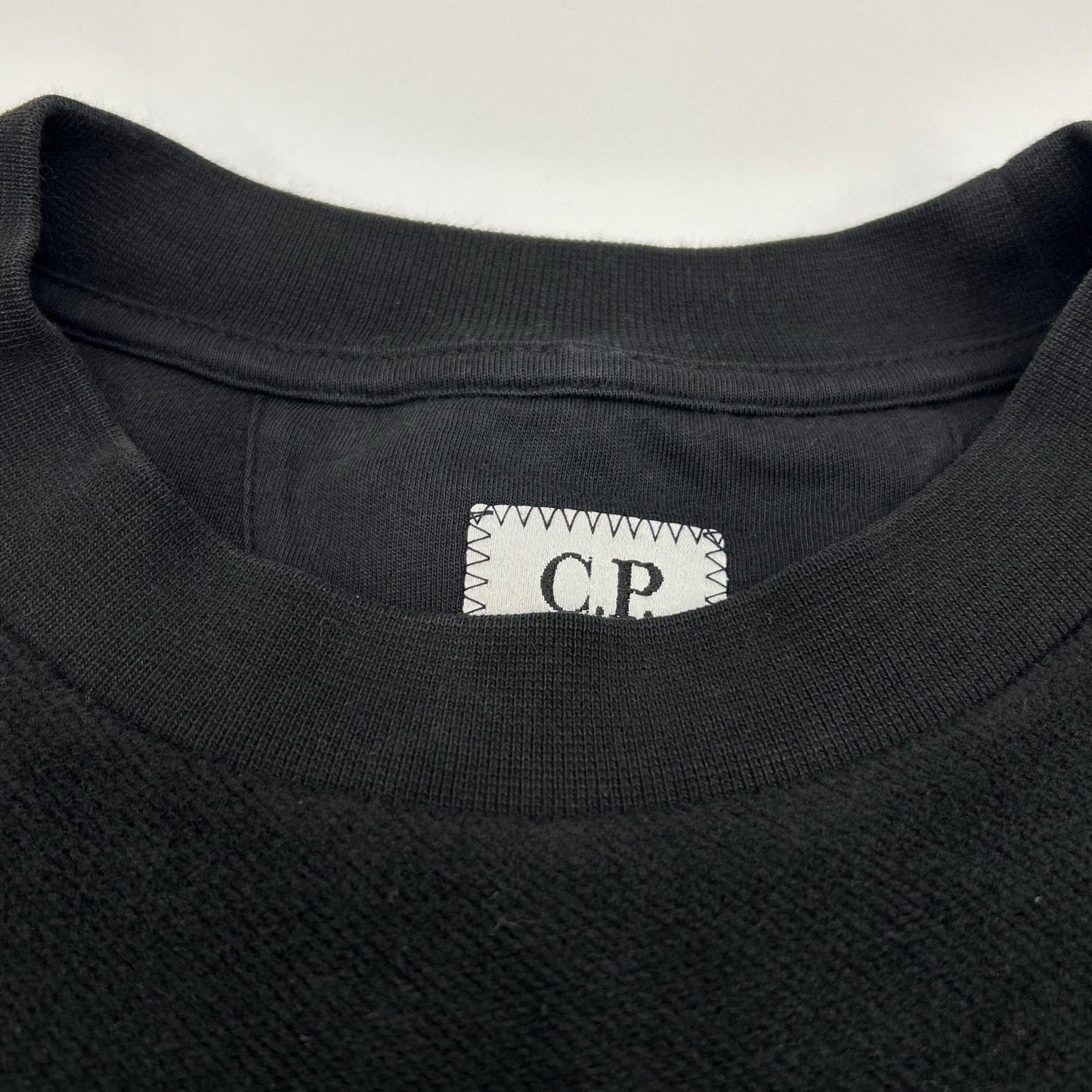 C.P.COMPANY シーピーカンパニー 19CMSS249A　25AW ブラック 裏起毛クルーネックスウェットシャツ トップス