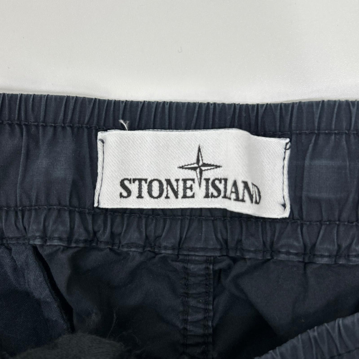STONE ISLAND ストーンアイランド ネイビー ロゴパッチ付き テーパードカーゴパンツ ボトムス