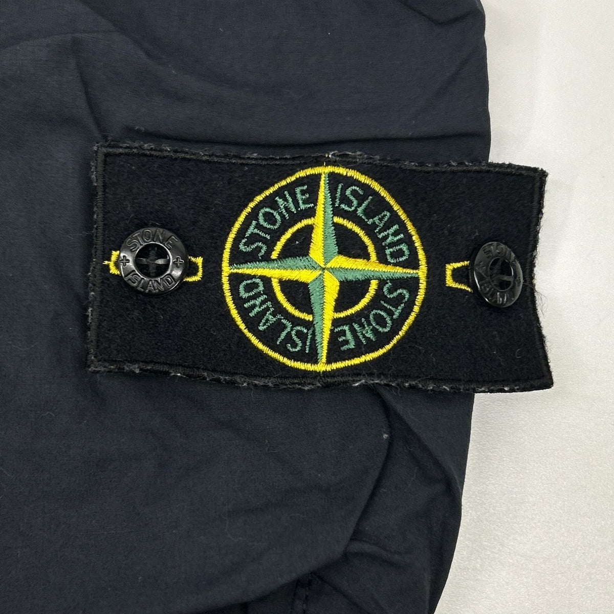 STONE ISLAND ストーンアイランド ネイビー ロゴパッチ付き テーパードカーゴパンツ ボトムス