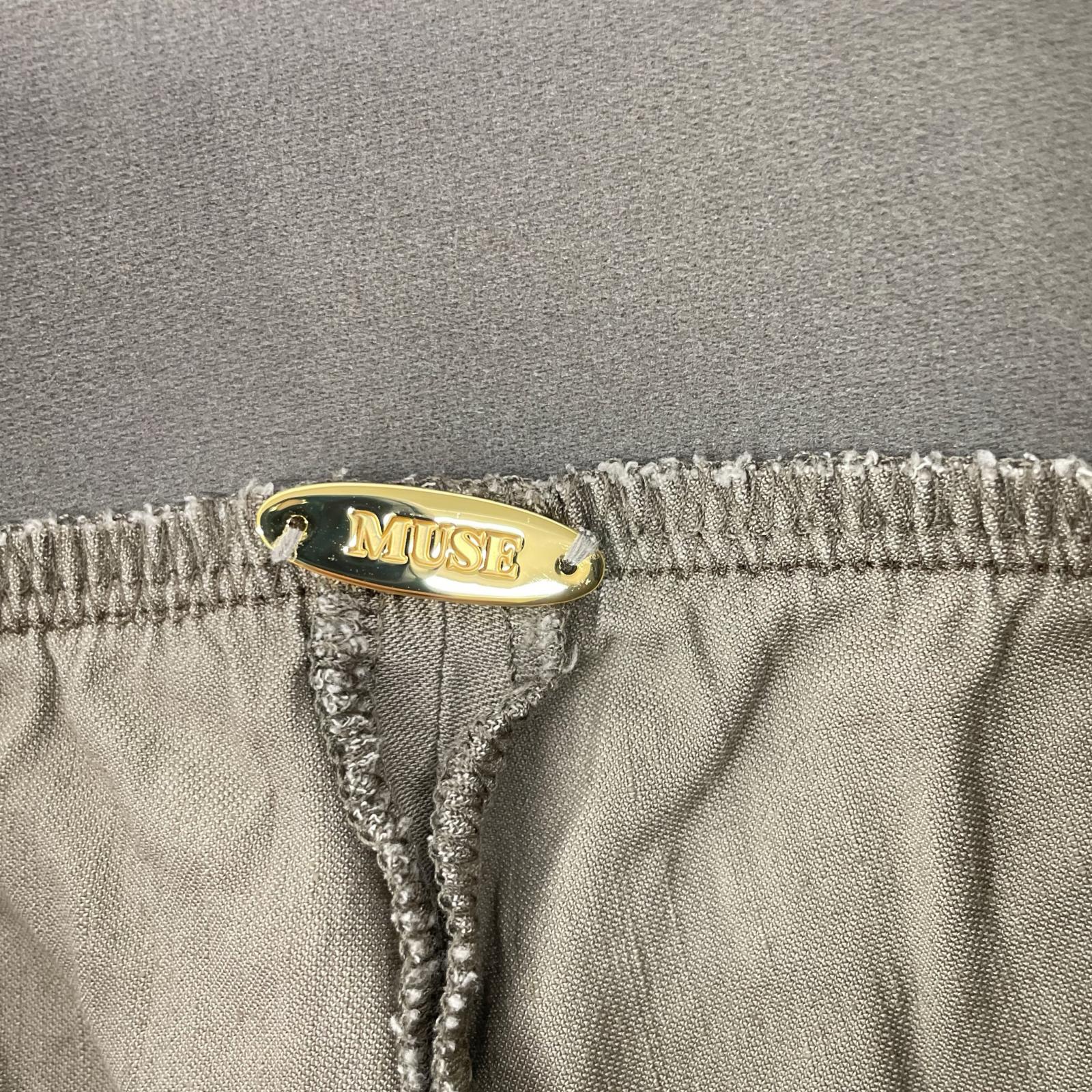 MUSE ミューズ 25年 カーキオリーブ STRETCH TWILL タックパンツ ボトムス