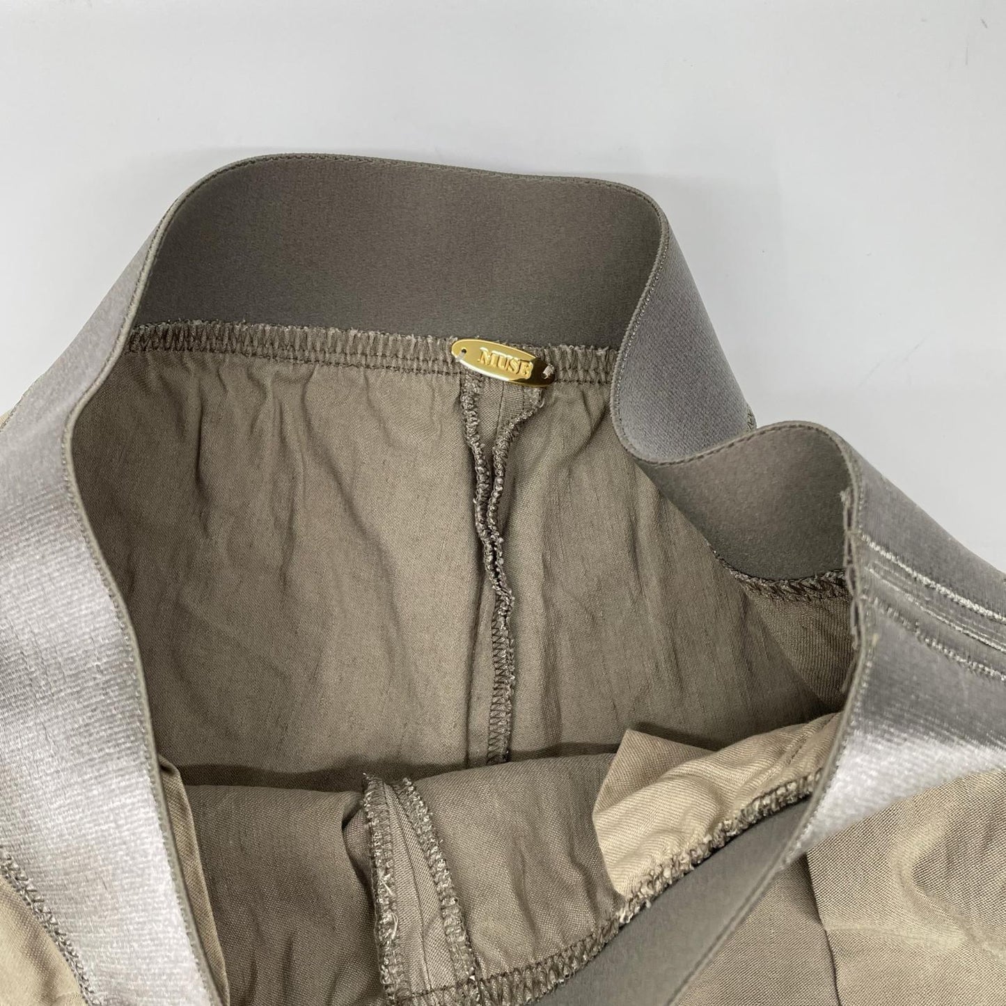 MUSE ミューズ 25年 カーキオリーブ STRETCH TWILL タックパンツ ボトムス