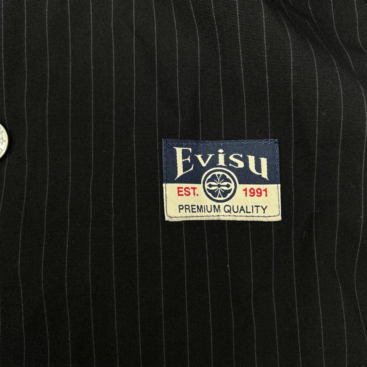 EVISU エヴィス ブラック ロゴとスローガン刺繍 レギュラーフィットストライプスーツコーチジャケット ジャケット
