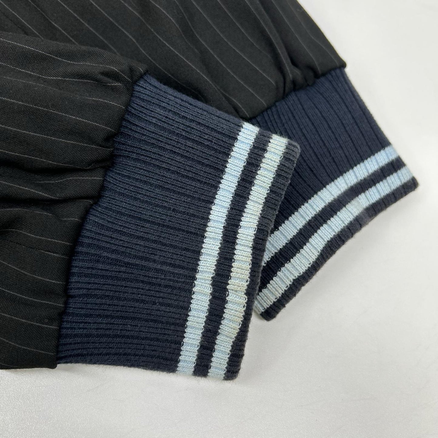 EVISU エヴィス ブラック ロゴとスローガン刺繍 レギュラーフィットストライプスーツコーチジャケット ジャケット