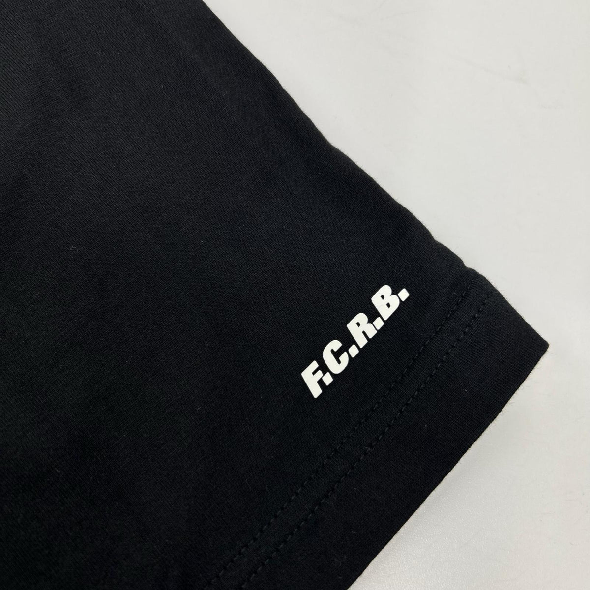 F.C.Real Bristol エフシーリアルブリストル 252100 Black Trophy Crest T-shirt top