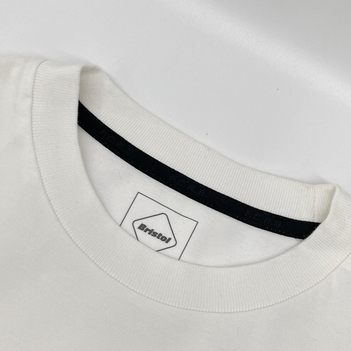F.C.Real Bristol エフシーリアルブリストル 252104 ホワイト シグナル コットン Tシャツ トップス