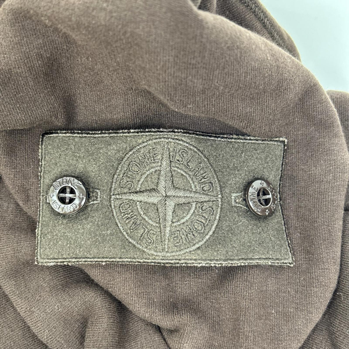STONE ISLAND ストーンアイランド K2S156100069S0F28 ブラウン S.I.GHOST スウェット トップス