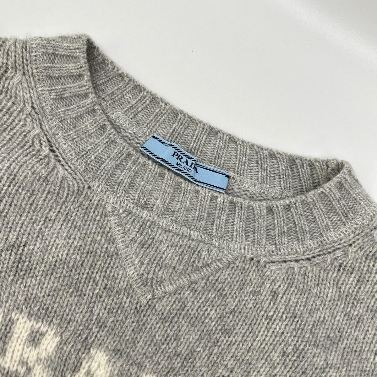 PRADA プラダ 24年製 P24U1T グレー ロゴ ウールxカシミヤ クルーネック 長袖ニット トップス