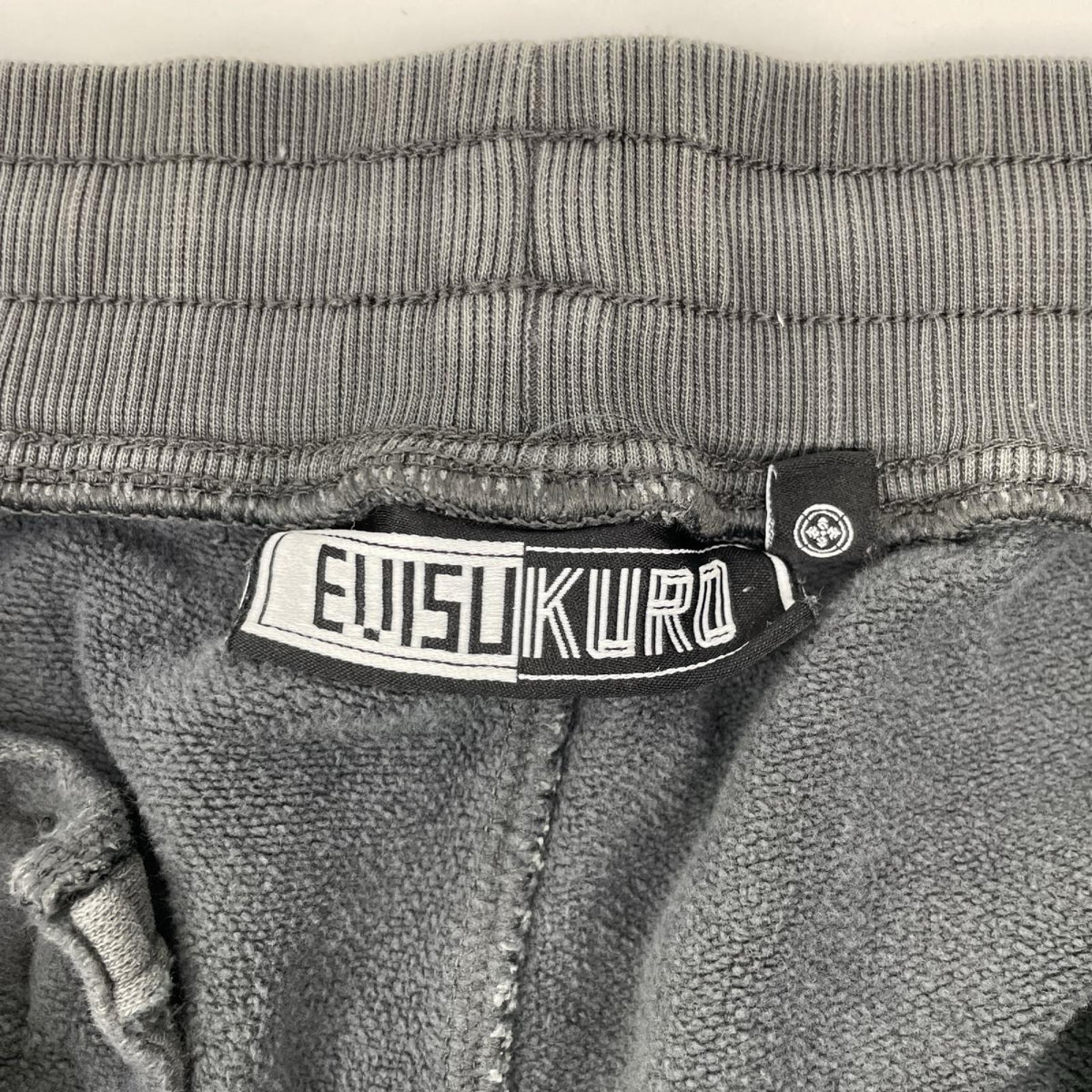 EVISU エヴィス 【EVISUKURO】ブラック ガーメントダイ ロゴプリント サイドジップ スウェットパンツ ボトムス