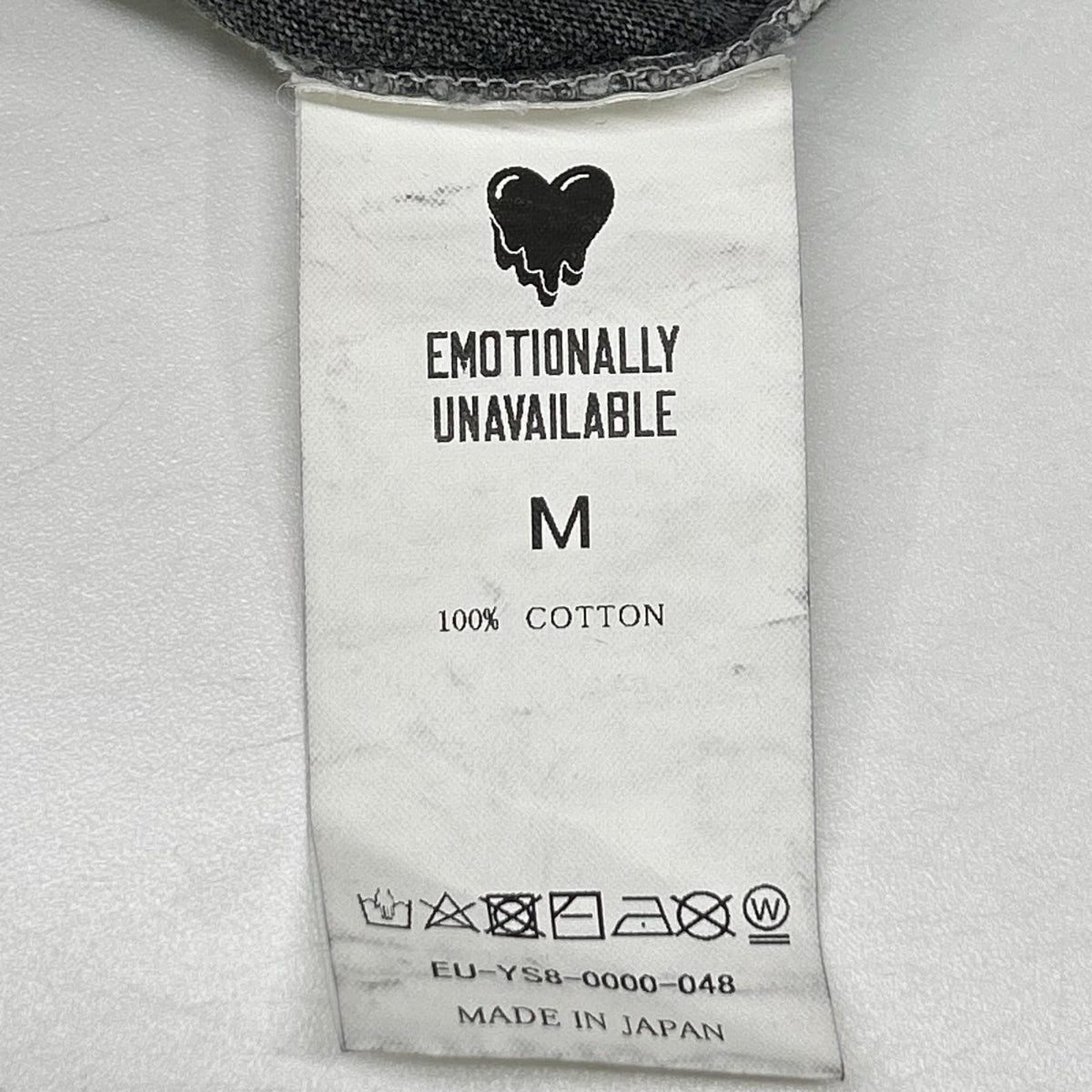 EMOTIONALLY UNAVAILABLE エモーショナリーアンアベイラブル グレー ロゴ ダメージ加工 Tシャツ トップス