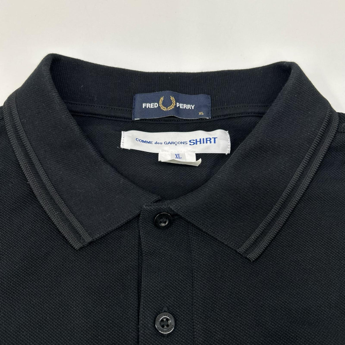 COMMEdesGARCONS SHIRT コムデギャルソンシャツ ×FREDPERRY FR-T521 ブラック コットン ワンポイント トップス
