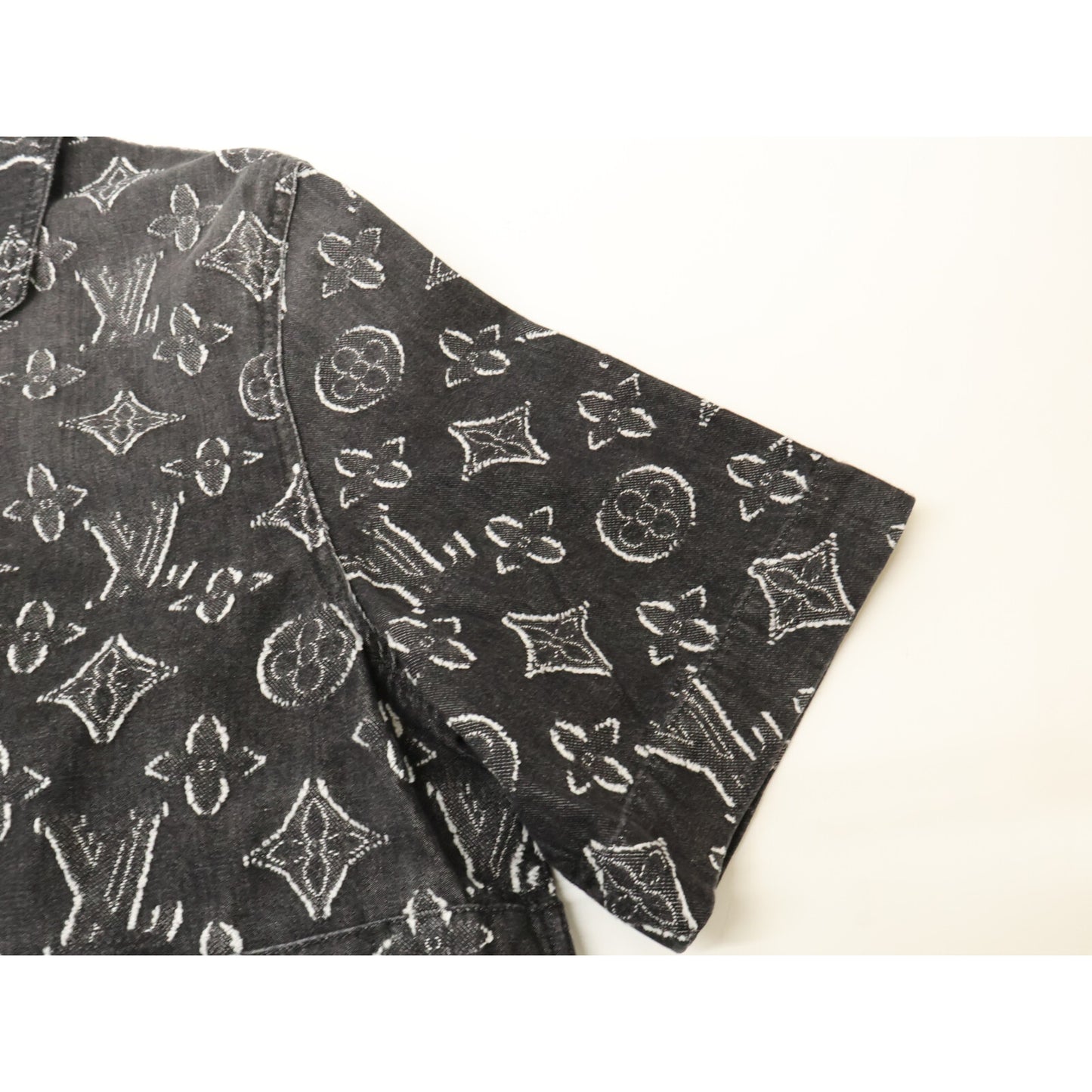 LOUIS VUITTON ルイヴィトン 【新品/国内正規/23年製】RM232 ARS HPS73W モノグラム ショートスリーブ シャンブレーシャツ トップス