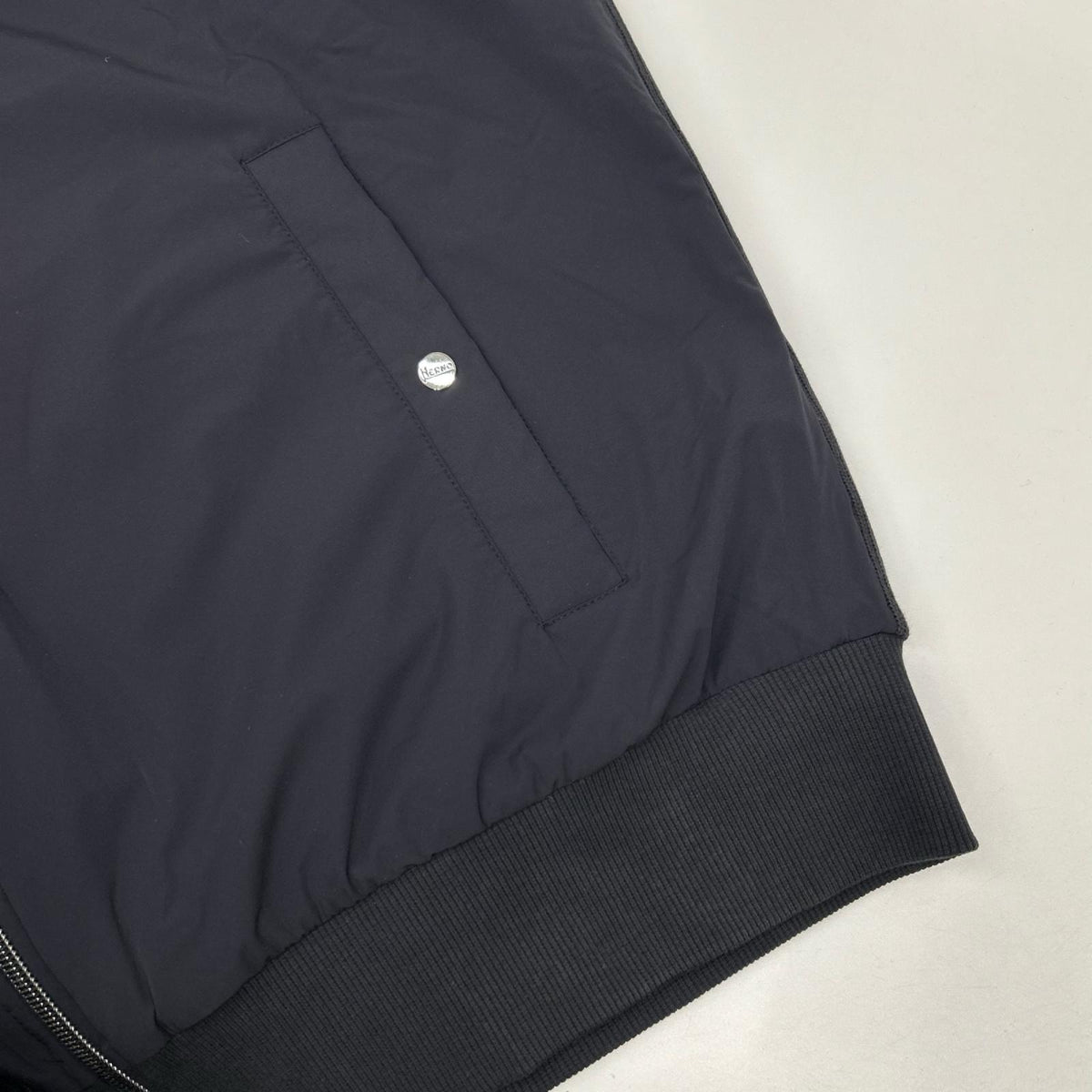 HERNO ヘルノ 24AW JC00021UR リゾート フーデッドブルゾン リブジャージーニット×ナイロン ハイブリッド ジャケット