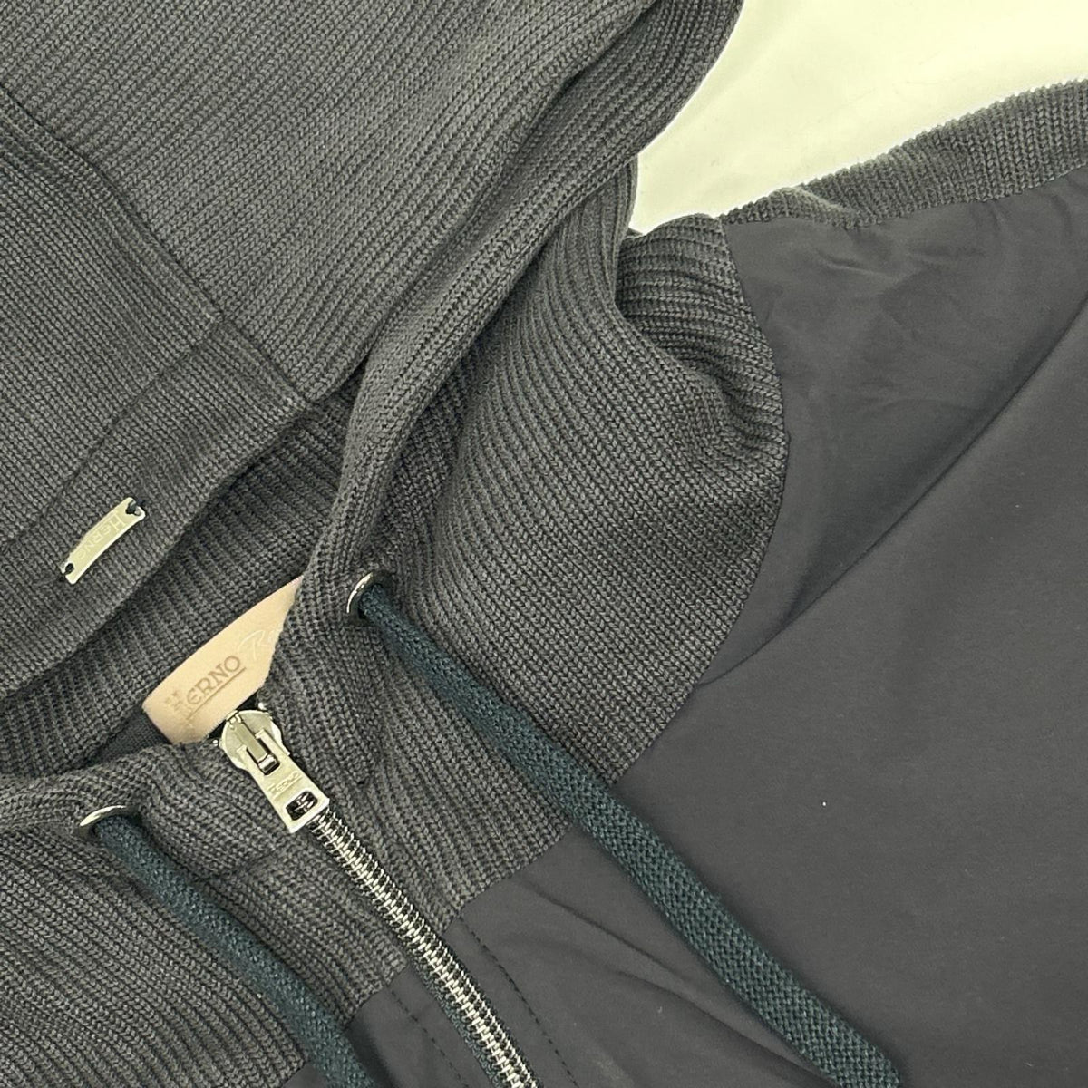 HERNO ヘルノ 24AW JC00021UR リゾート フーデッドブルゾン リブジャージーニット×ナイロン ハイブリッド ジャケット