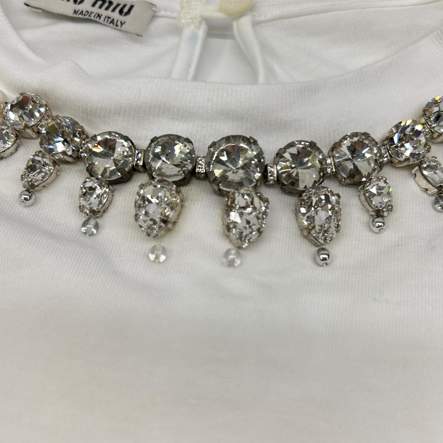 MIUMIU ミュウミュウ ホワイト 21年 MJL783 パール×クリスタルビジュー付き ロゴ クロップド丈長袖Tシャツ トップス