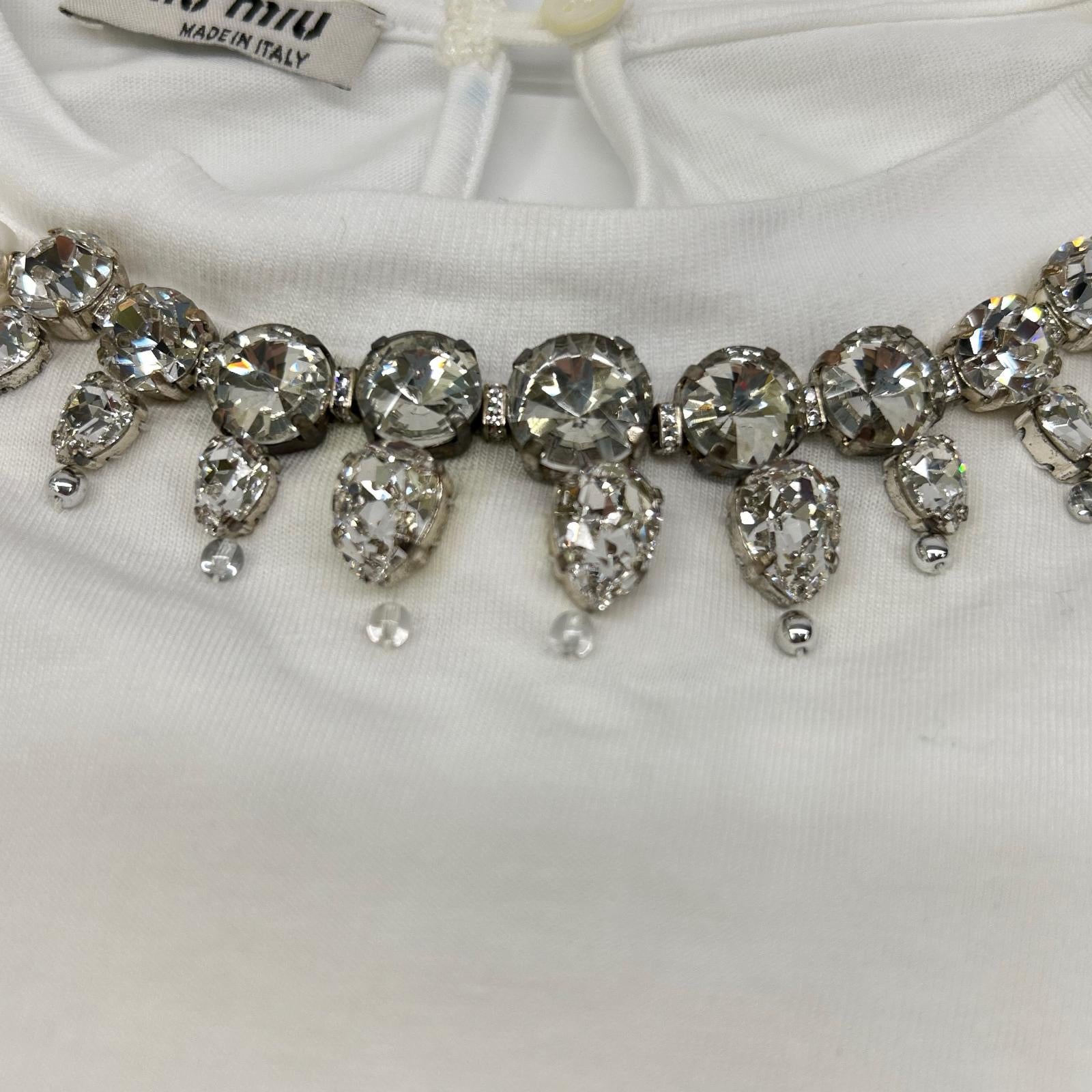 MIUMIU ミュウミュウ ホワイト 21年 MJL783 パール×クリスタルビジュー付き ロゴ クロップド丈長袖Tシャツ トップス