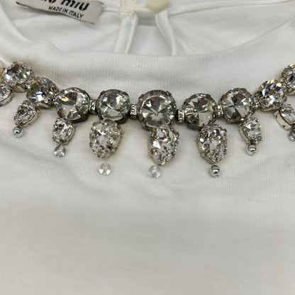 MIUMIU ミュウミュウ ホワイト 21年 MJL783 パール×クリスタルビジュー付き ロゴ クロップド丈長袖Tシャツ トップス