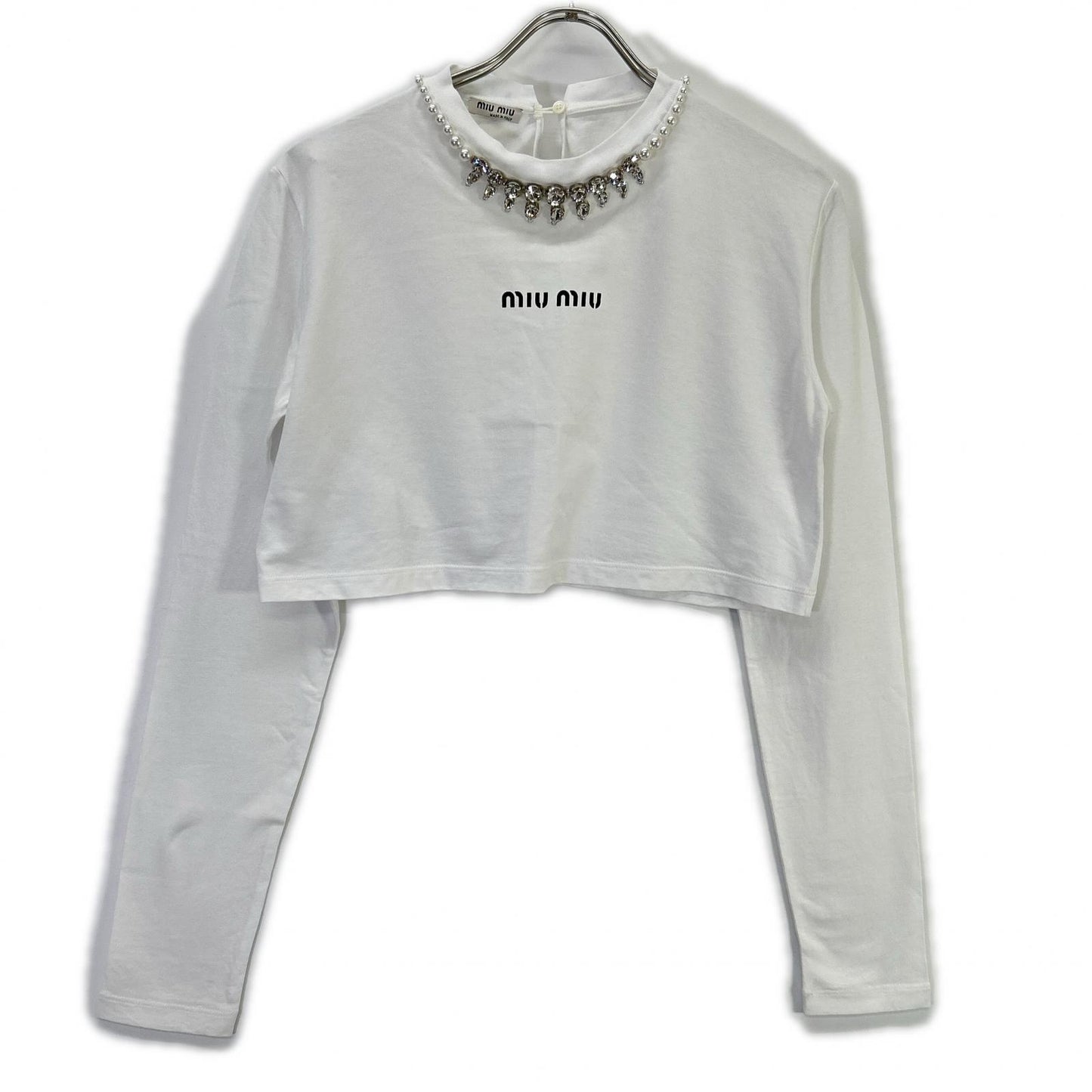 MIUMIU ミュウミュウ ホワイト 21年 MJL783 パール×クリスタルビジュー付き ロゴ クロップド丈長袖Tシャツ トップス