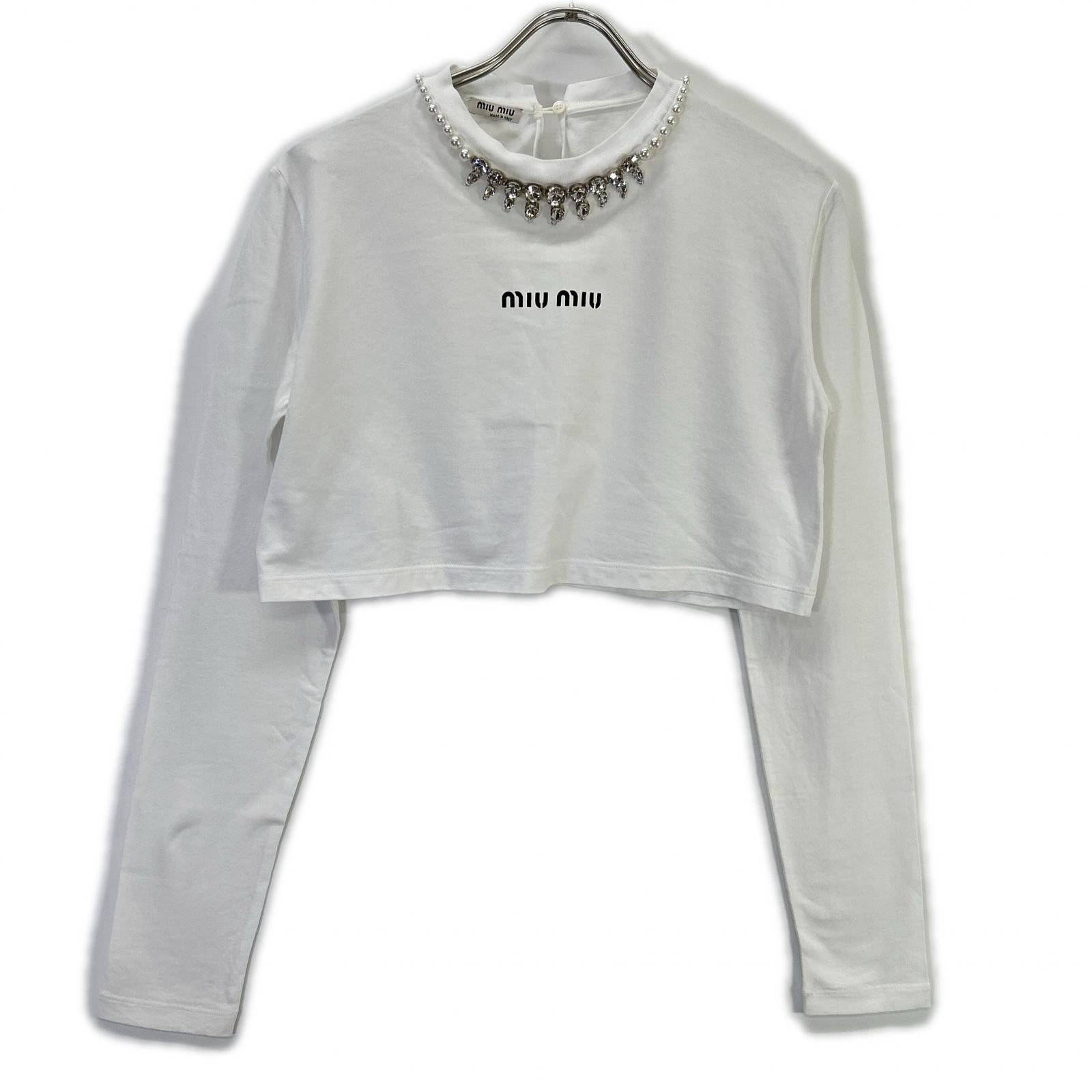 MIUMIU ミュウミュウ ホワイト 21年 MJL783 パール×クリスタルビジュー付き ロゴ クロップド丈長袖Tシャツ トップス