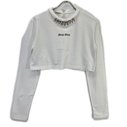 MIUMIU ミュウミュウ ホワイト 21年 MJL783 パール×クリスタルビジュー付き ロゴ クロップド丈長袖Tシャツ トップス