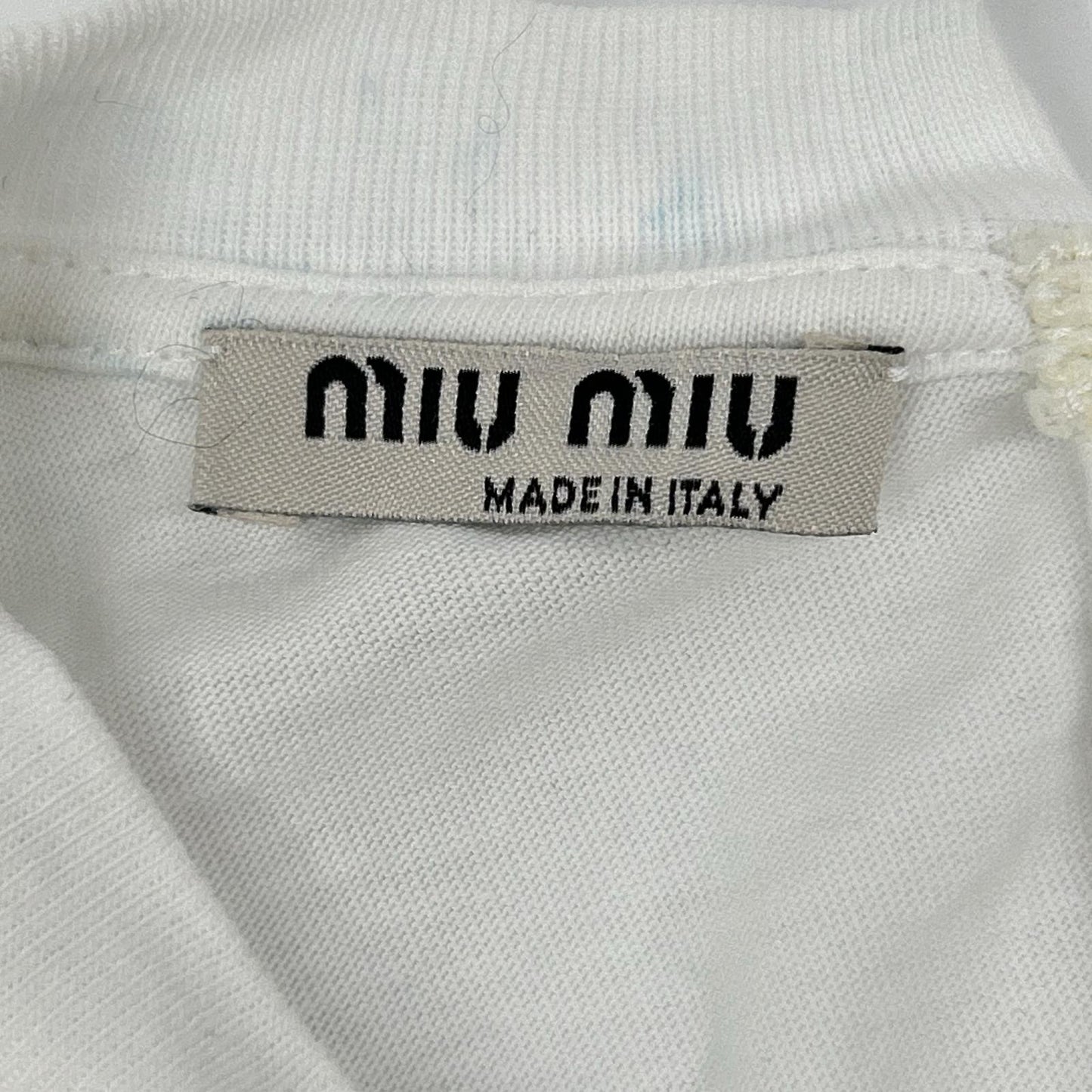 MIUMIU ミュウミュウ ホワイト 21年 MJL783 パール×クリスタルビジュー付き ロゴ クロップド丈長袖Tシャツ トップス
