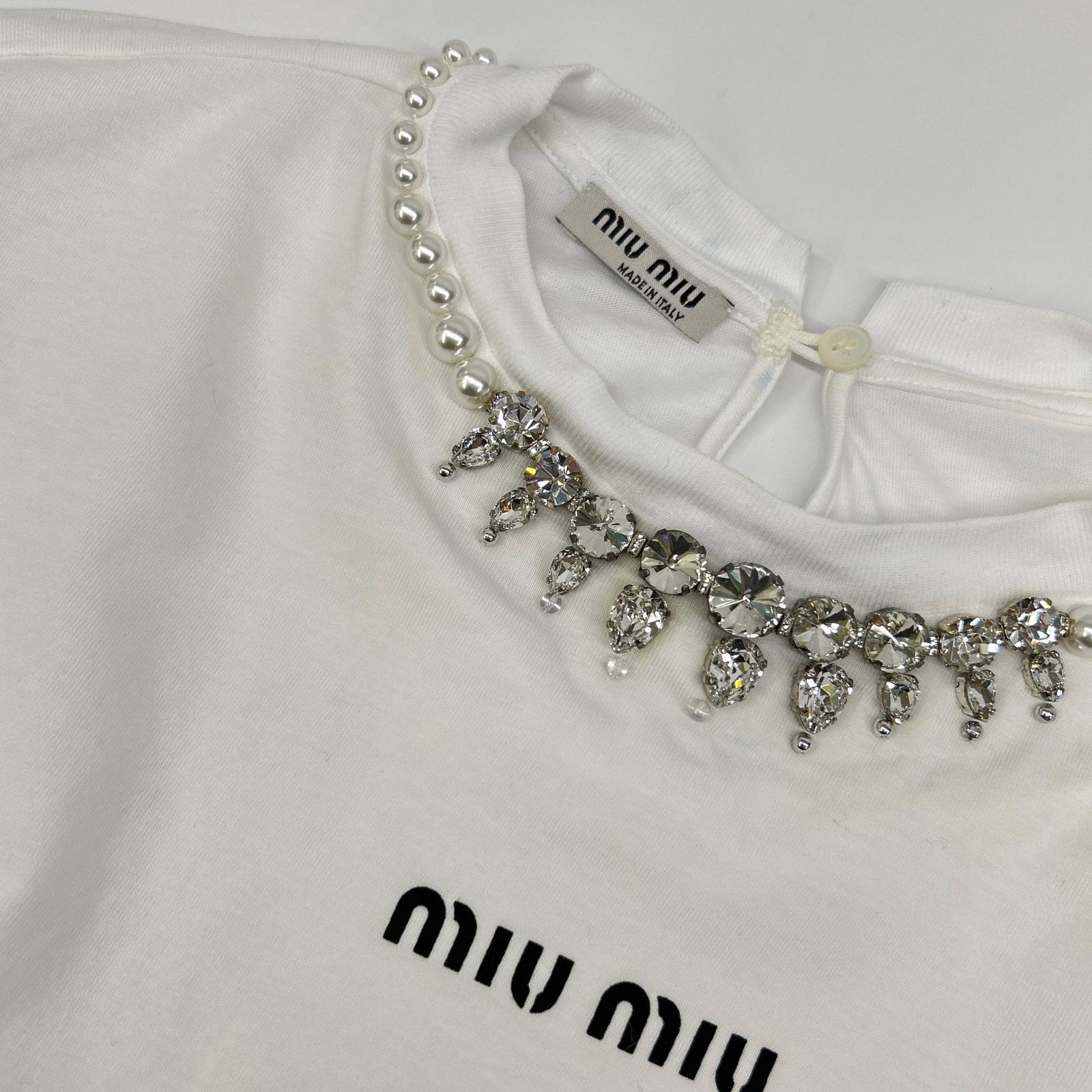 MIUMIU ミュウミュウ ホワイト 21年 MJL783 パール×クリスタルビジュー付き ロゴ クロップド丈長袖Tシャツ トップス
