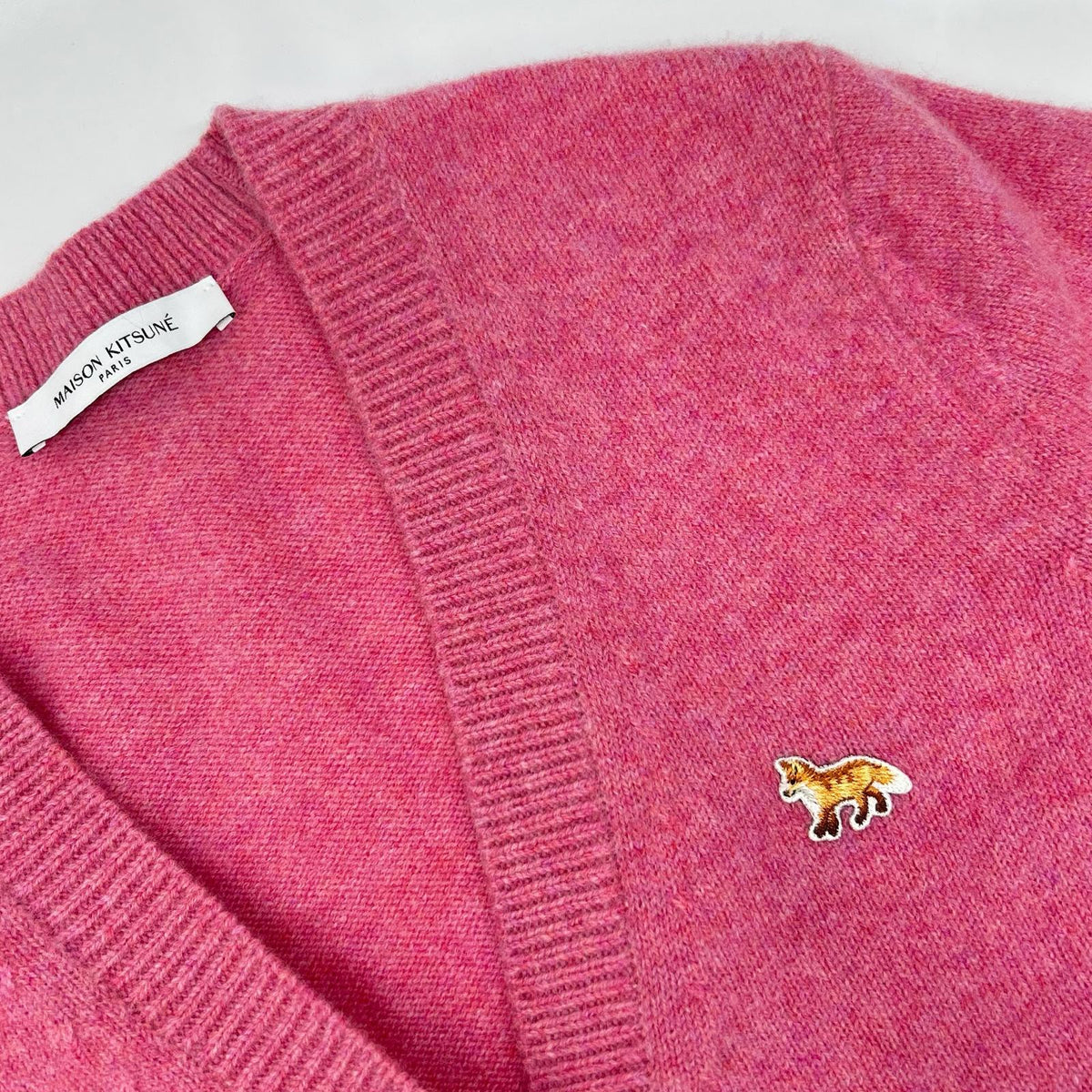 MAISON KITSUNE メゾンキツネ ピンク ウール Vネック カーディガン トップス