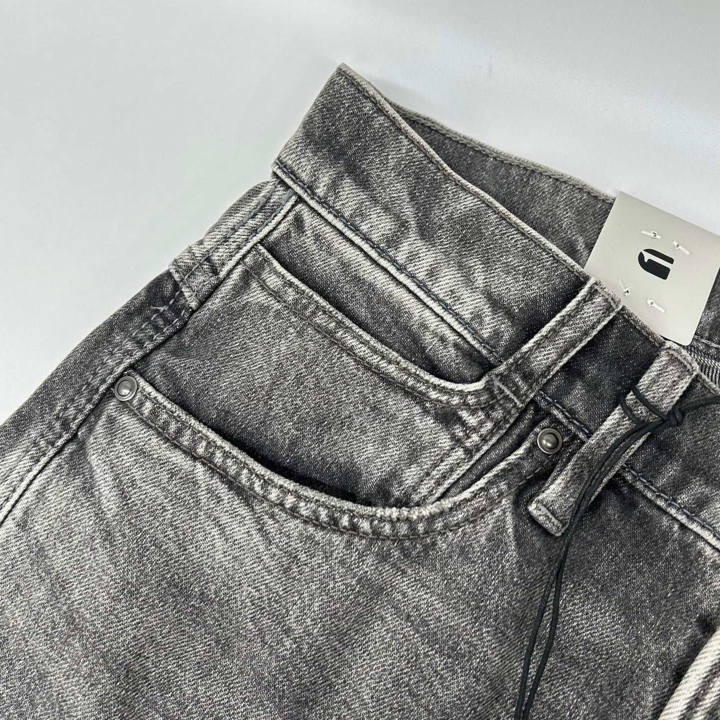 G-STAR RAW ジースターロゥ D28500-E206-H095 61 体裁断バイカーディテールスリムテーパードジーンズ ボトムス