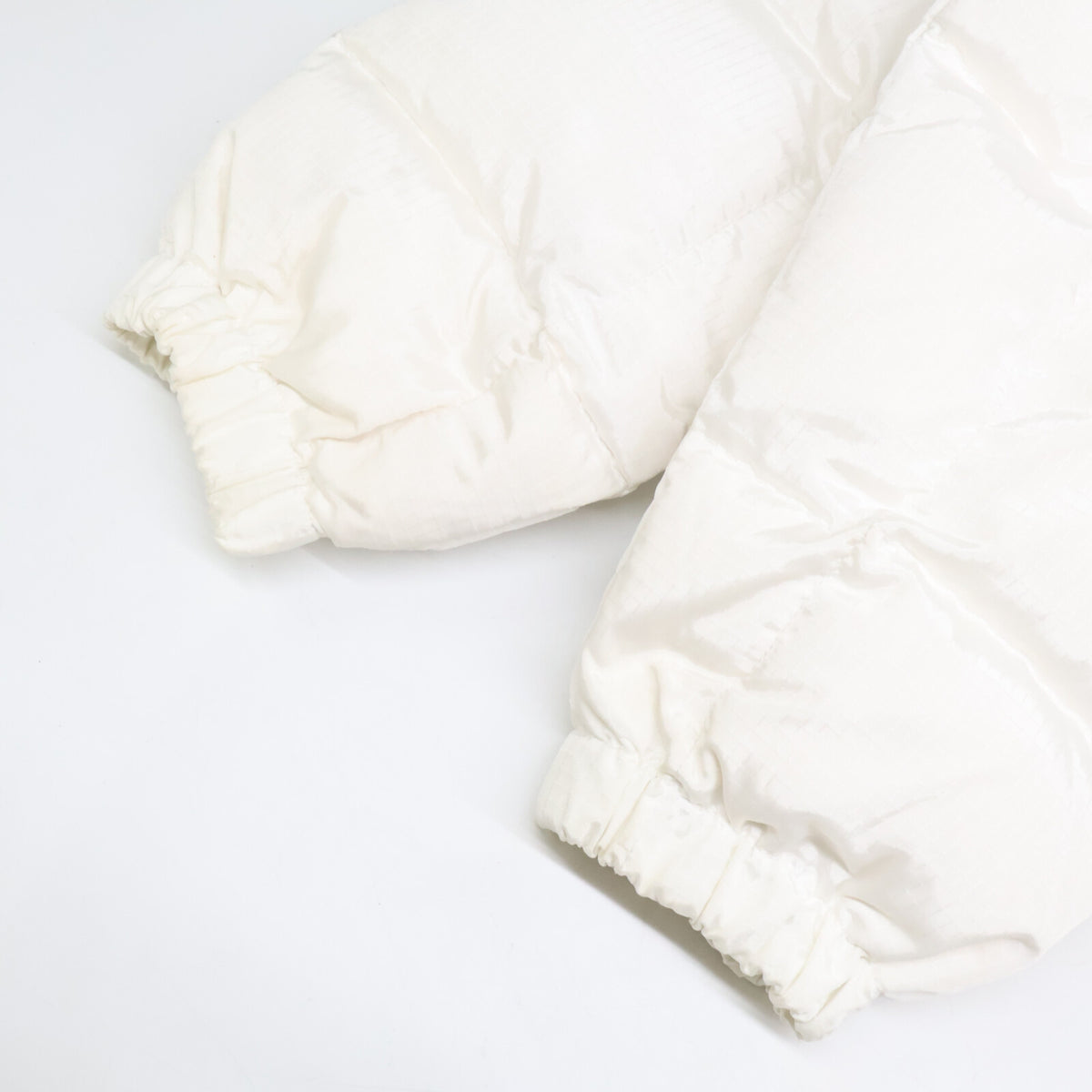 LOUIS VUITTON Officially distributed in Japan, 2023 model 1AF474/RM232W RD7 FPOW30 Monogram Accent Pillow down jacket
