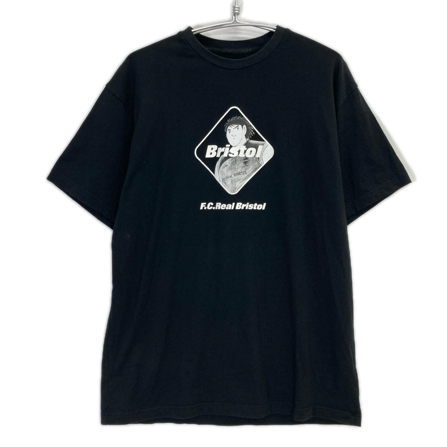 F.C.Real Bristol エフシーリアルブリストル 26SS ×キャプテン翼 FCRB-260174 KOJIRO HYUGA EMBLEM Tシャツ トップス