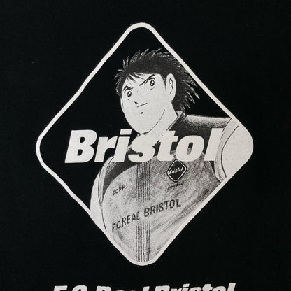 F.C.Real Bristol エフシーリアルブリストル 26SS ×キャプテン翼 FCRB-260174 KOJIRO HYUGA EMBLEM Tシャツ トップス