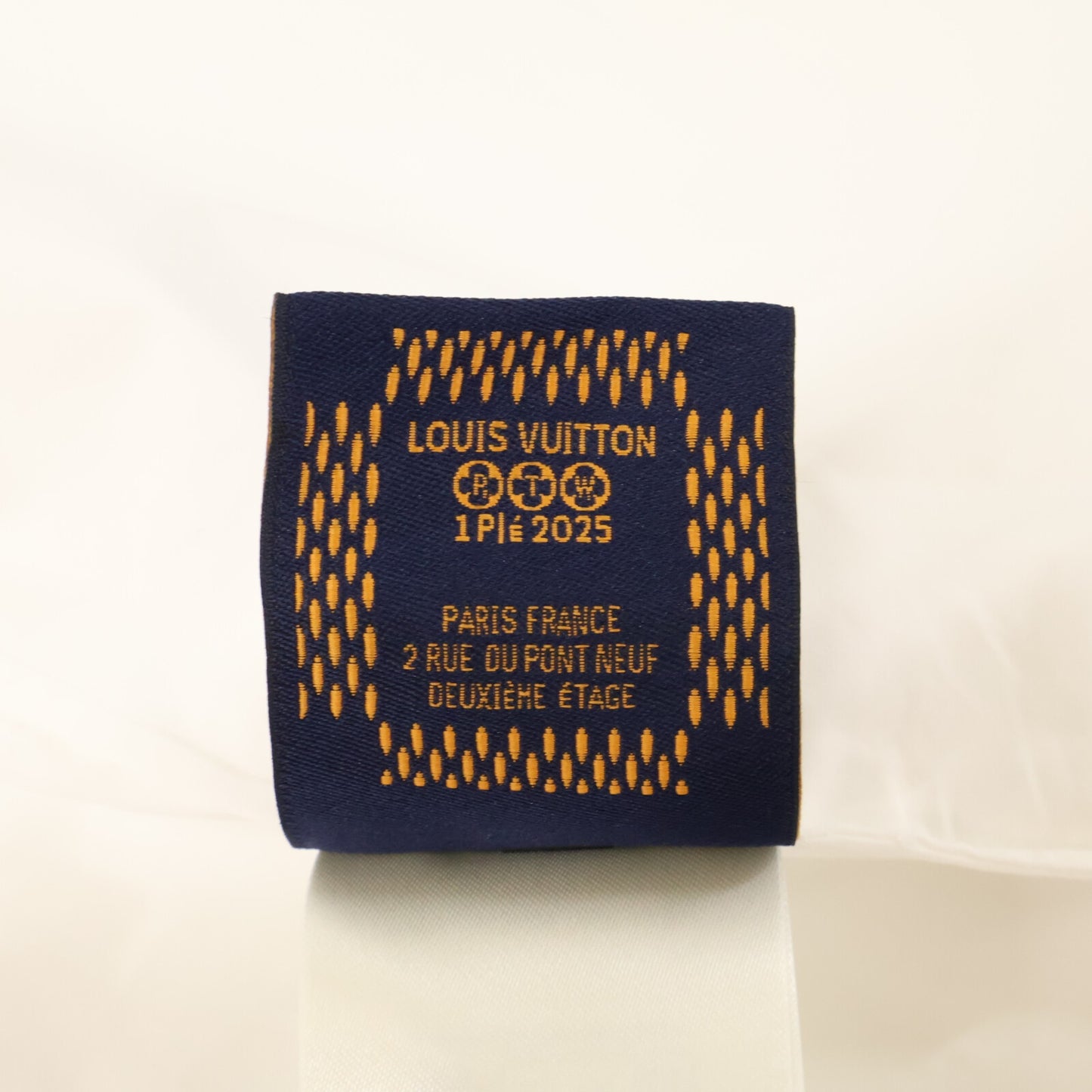 LOUIS VUITTON ルイヴィトン 【国内正規/25年製】RM251M AS1 HSS75W エンボスロゴ ショートスリーブシャツ トップス