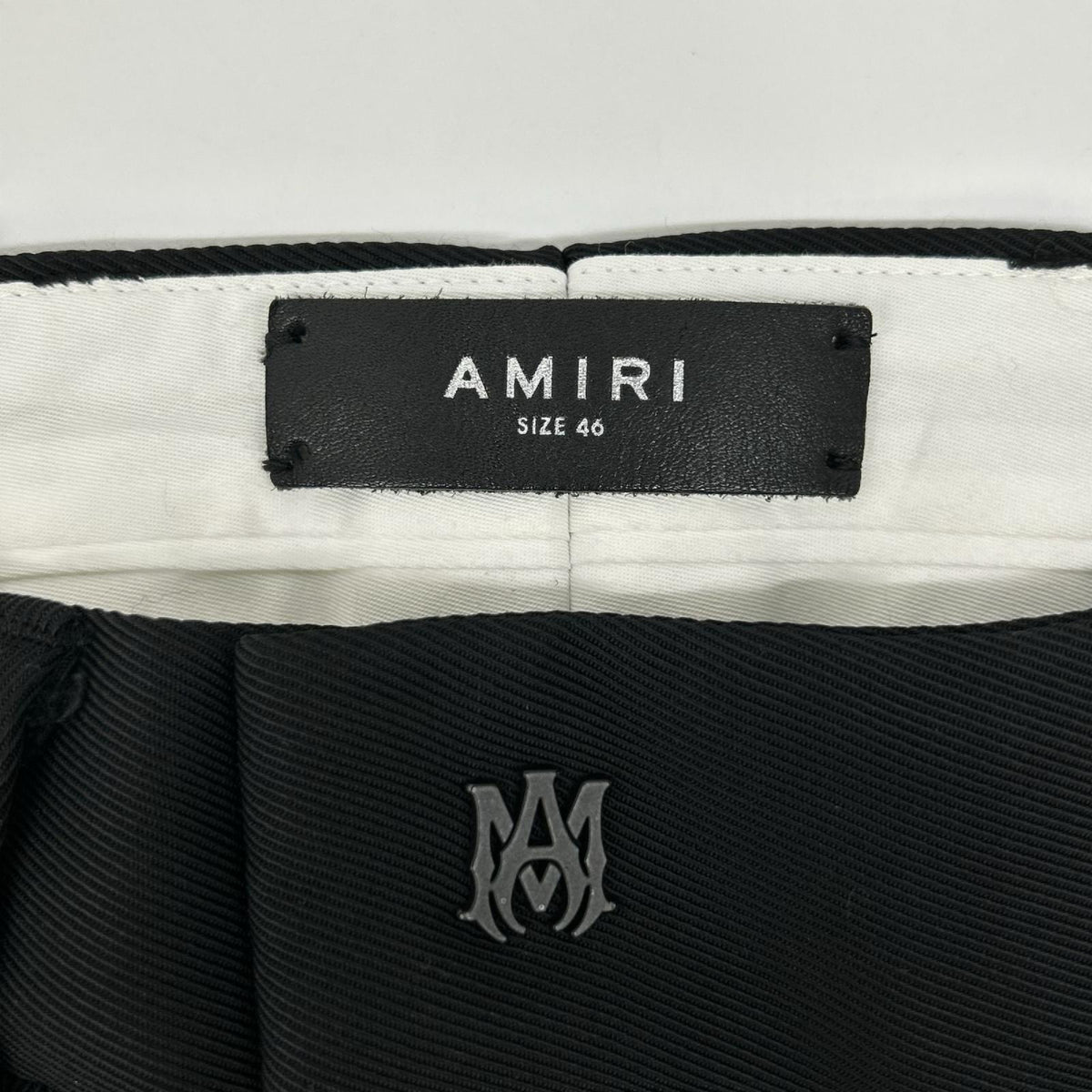 AMIRI アミリ ブラック メタルロゴ スラックスパンツ ボトムス