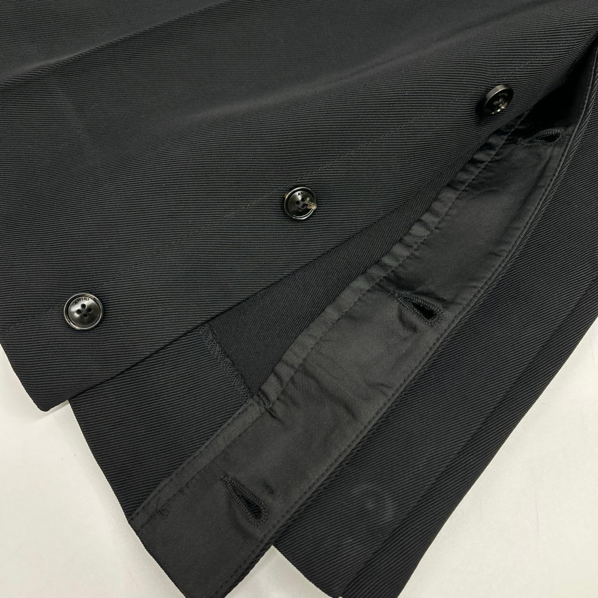 AMIRI アミリ ブラック メタルロゴ スラックスパンツ ボトムス