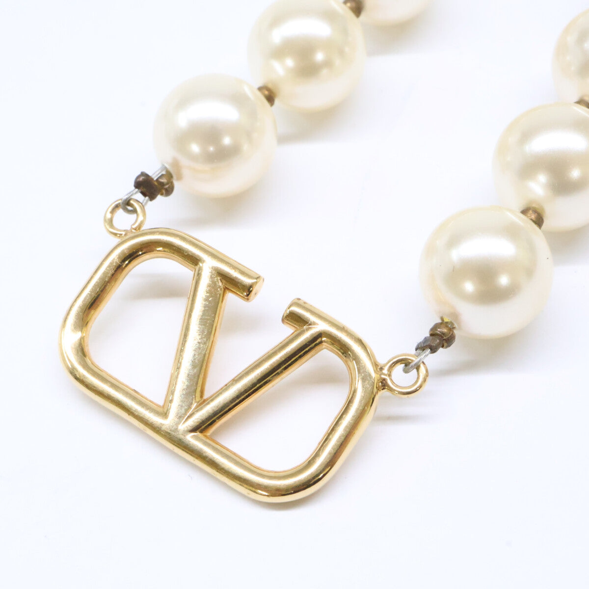 VALENTINO ヴァレンティノ Vロゴ シグネチャー メタル x スワロフスキーパールビーズ ネックレス