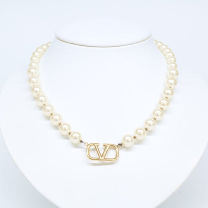 VALENTINO ヴァレンティノ Vロゴ シグネチャー メタル x スワロフスキーパールビーズ ネックレス
