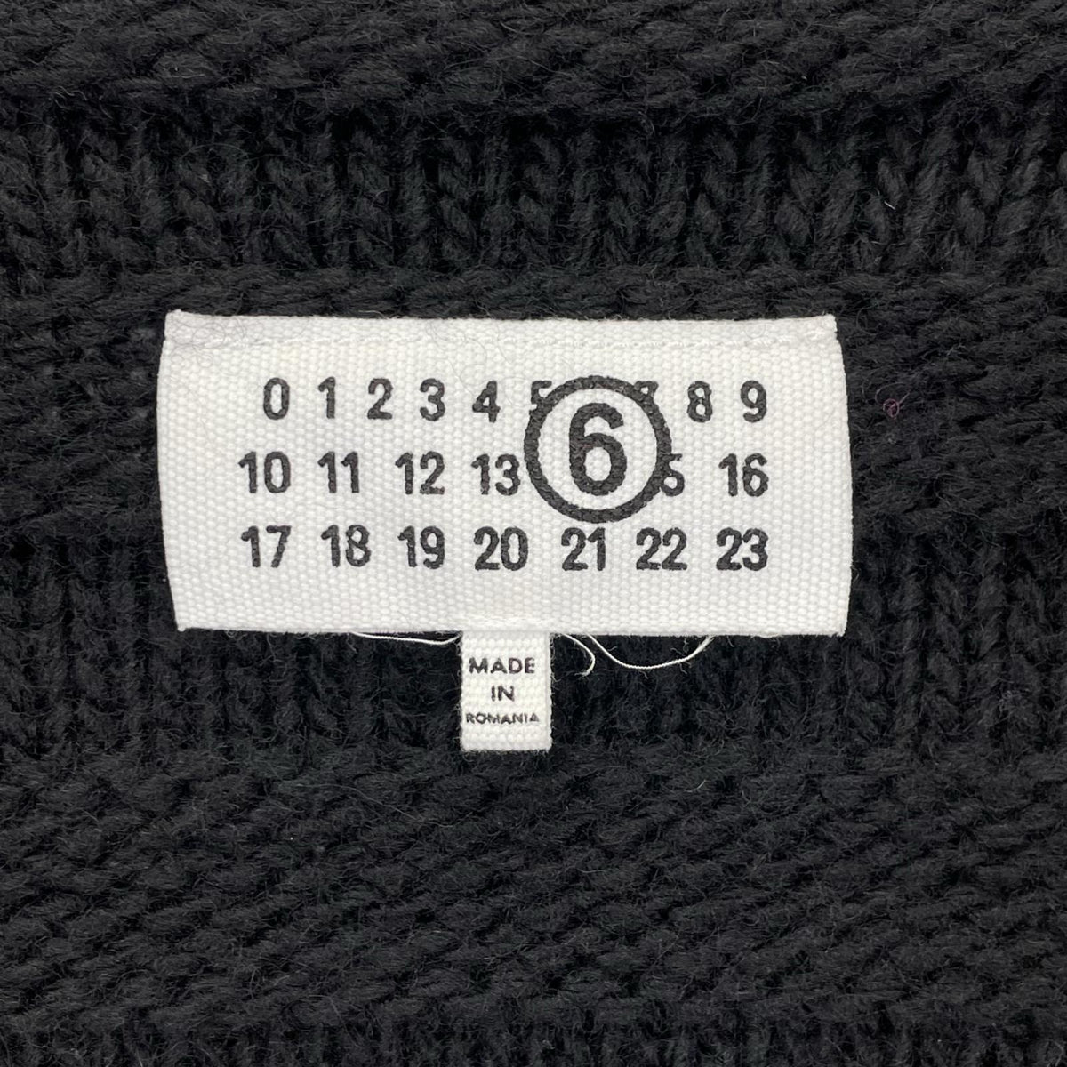 MM6 エムエムシックス 25AW SH0HP0005 ダメージ加工 Vネック ナンバリングロゴ トップス