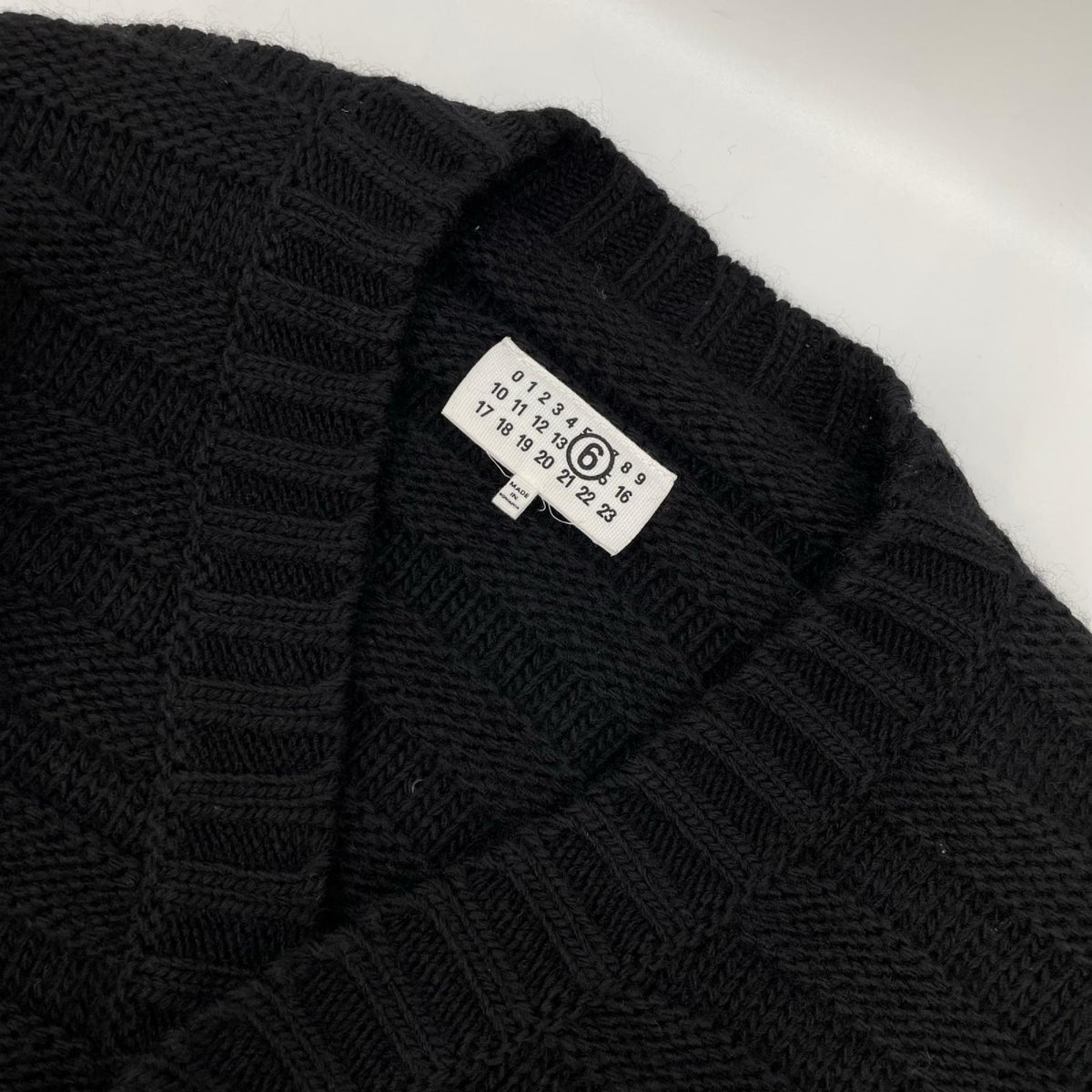 MM6 エムエムシックス 25AW SH0HP0005 ダメージ加工 Vネック ナンバリングロゴ トップス