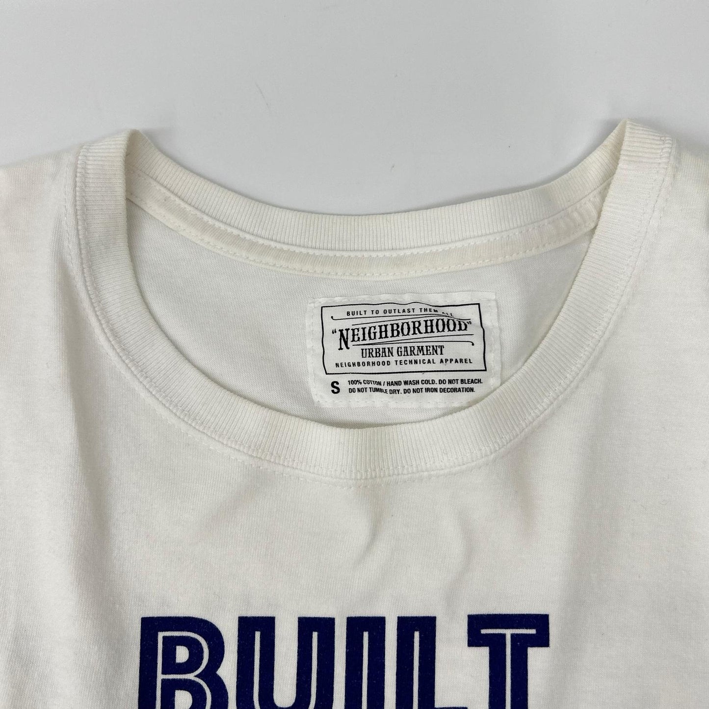 NEIGHBORHOOD ネイバーフッド ホワイト BUILT TO OUTLAST THEM ALL 半袖Tシャツ トップス