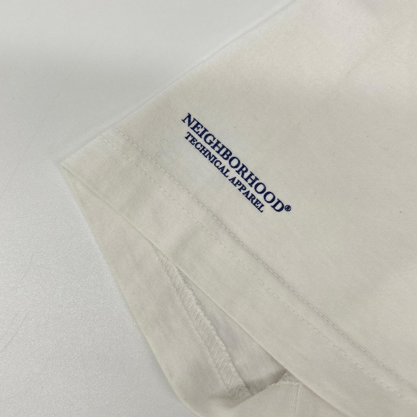 NEIGHBORHOOD ネイバーフッド ホワイト BUILT TO OUTLAST THEM ALL 半袖Tシャツ トップス
