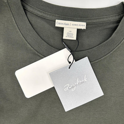 CalvinKlein カルバンクライン ×JUNG KOOK 40421MF REBEL BADGE S/S TEE Tシャツ トップス