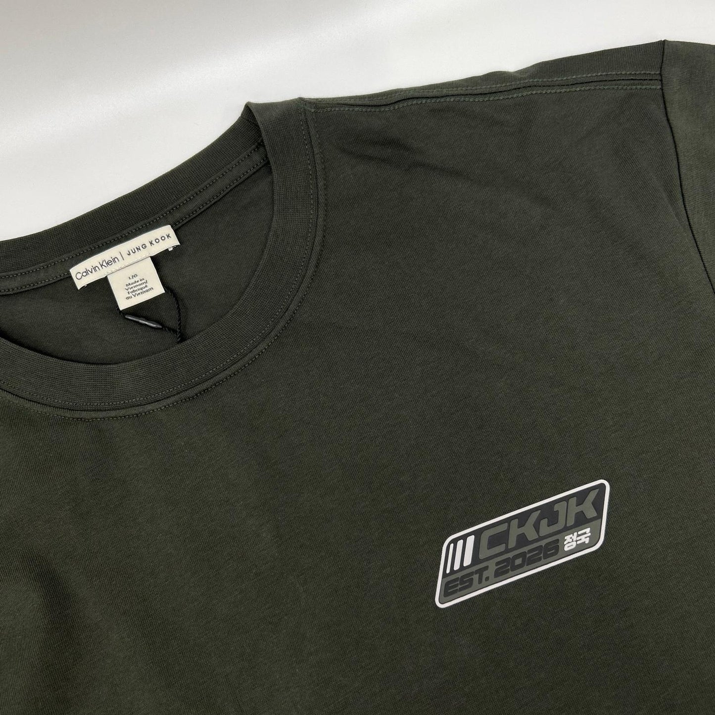 CalvinKlein カルバンクライン ×JUNG KOOK 40421MF REBEL BADGE S/S TEE Tシャツ トップス